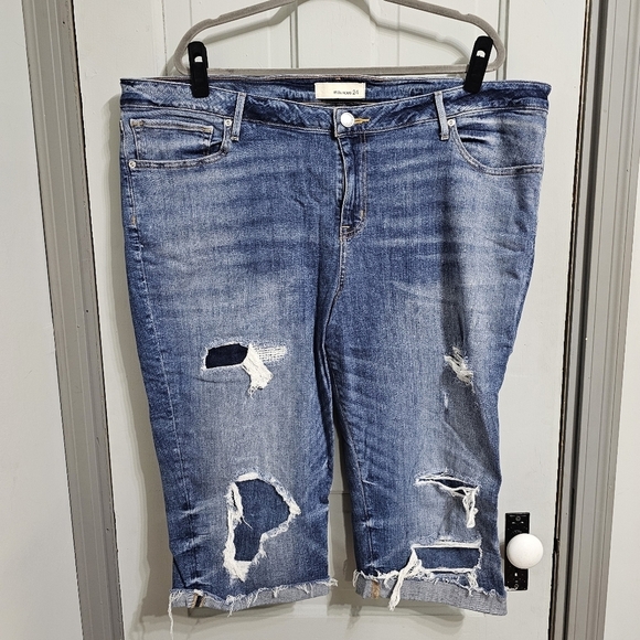 Maurices Mid Rise Patch Backed Relaxed Boyfriend Crop Jeans - Picture 1 of 6